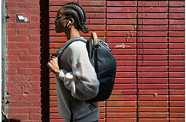 Image of Peak Design Everyday V2 Backpack, 20 Liters, Charcoal, BEDB-20-CH-3