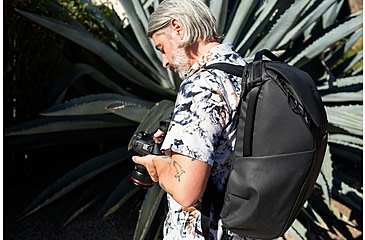 Image of Peak Design Everyday V2 Backpack, 30 Liters, Black, BEDB-30-BK-3