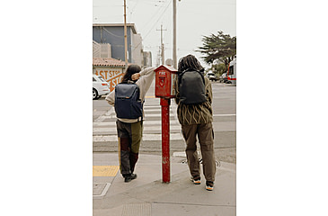 Image of Peak Design Everyday V2 Backpack, 30 Liters, Midnight, BEDB-30-MN-3