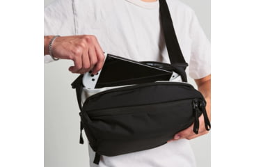 Image of Moment 4L Everything Sling, Black, 106-208