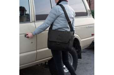 Image of Peak Design Everyday Messenger v2, 13Liters, Black, BEDM-13-BK-2