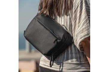 Image of Peak Design Everyday Sling 3 Liters, Black, BEDS-3-BK-2