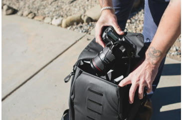Image of Peak Design Everyday V2 Backpack, 30 Liters, Black, BEDB-30-BK-3