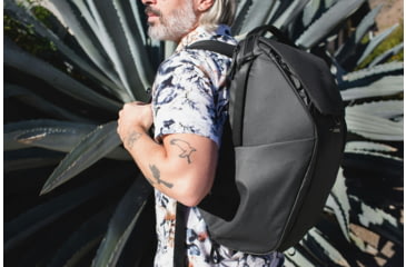 Image of Peak Design Everyday V2 Backpack, 30 Liters, Black, BEDB-30-BK-3