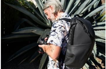 Image of Peak Design Everyday V2 Backpack, 30 Liters, Black, BEDB-30-BK-3