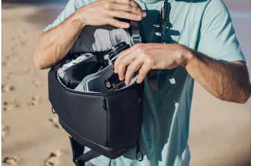 Image of Peak Design Everyday Zip V2 Backpack, 20 Liters, Black, BEDBZ-20-BK-3