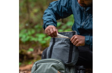 Image of Peak Design Field Pouch V2, Charcoal, BP-CH-3