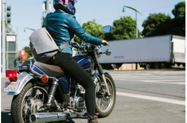 Image of Peak Design V2 Everyday Messenger, 13 Liters, Ash, BEDM-13-AS-3