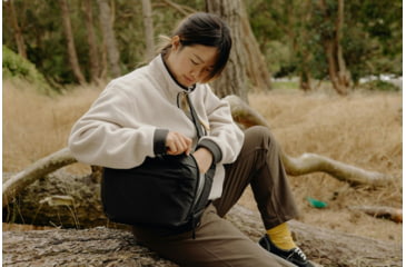 Image of Peak Design V2 Everyday Sling, 6 Liters, Black, BEDS-6-BK-3