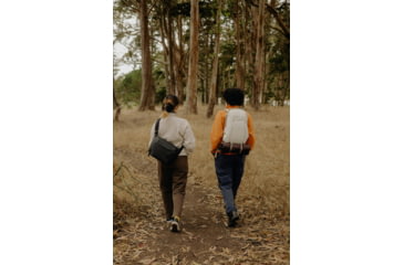 Image of Peak Design V2 Everyday Sling, 6 Liters, Black, BEDS-6-BK-3