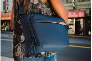 Image of Peak Design V2 Everyday Sling, 6 Liters, Midnight, BEDS-6-MN-3