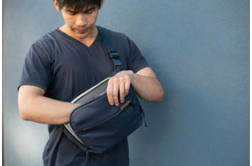 Image of Peak Design V2 Everyday Sling, 6 Liters, Midnight, BEDS-6-MN-3