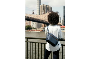 Image of Peak Design V2 Everyday Sling, 6 Liters, Midnight, BEDS-6-MN-3