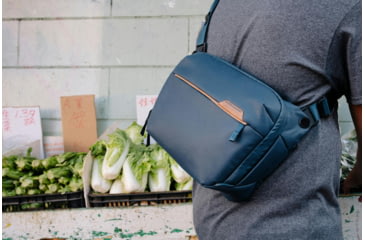 Image of Peak Design V2 Everyday Sling, 6 Liters, Midnight, BEDS-6-MN-3