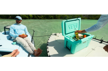 Image of Yeti Tundra 35 Cooler-Seafoam Green