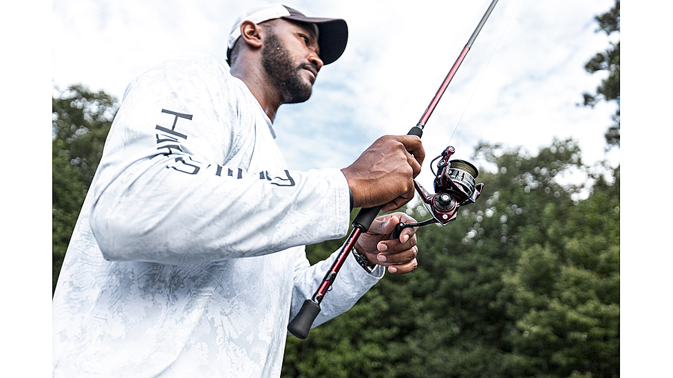 Lew's American Hero Camo Baitcast Reel and Rod Combo, 7ft 1-PC Medium  IM7 Graphite Rod, 5+1 Bearings, 7.5-1 Ratio, 1-PC Graphite Frame, RH Retrieve, Camo/Black, AHC1SH70MCG2
