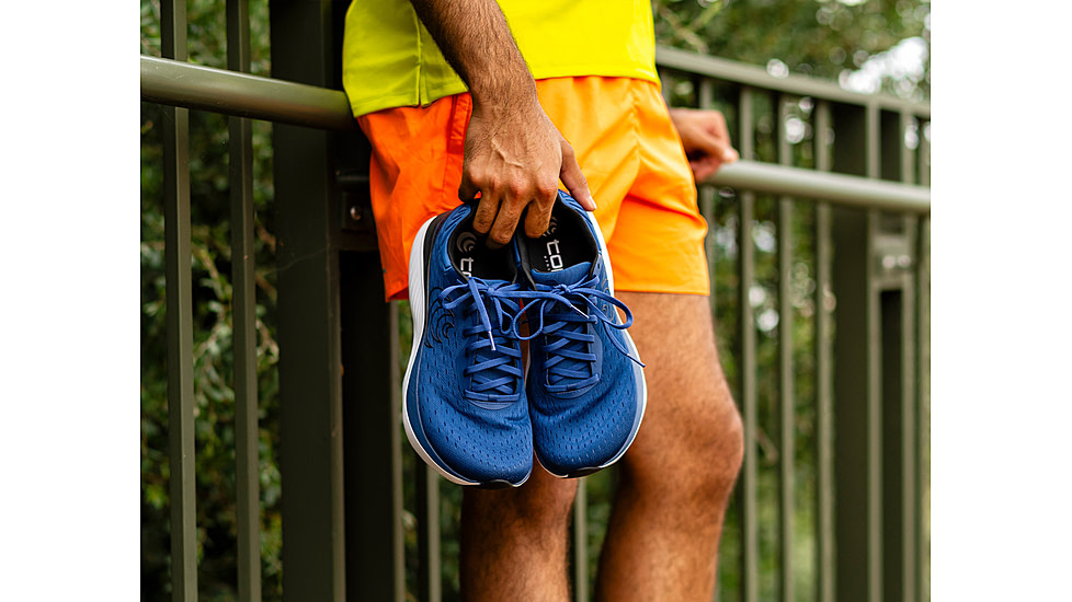 Topo Athletic Atmos Road Running Shoes - Men's, Navy/White, 10, M069-100-NAVWHT