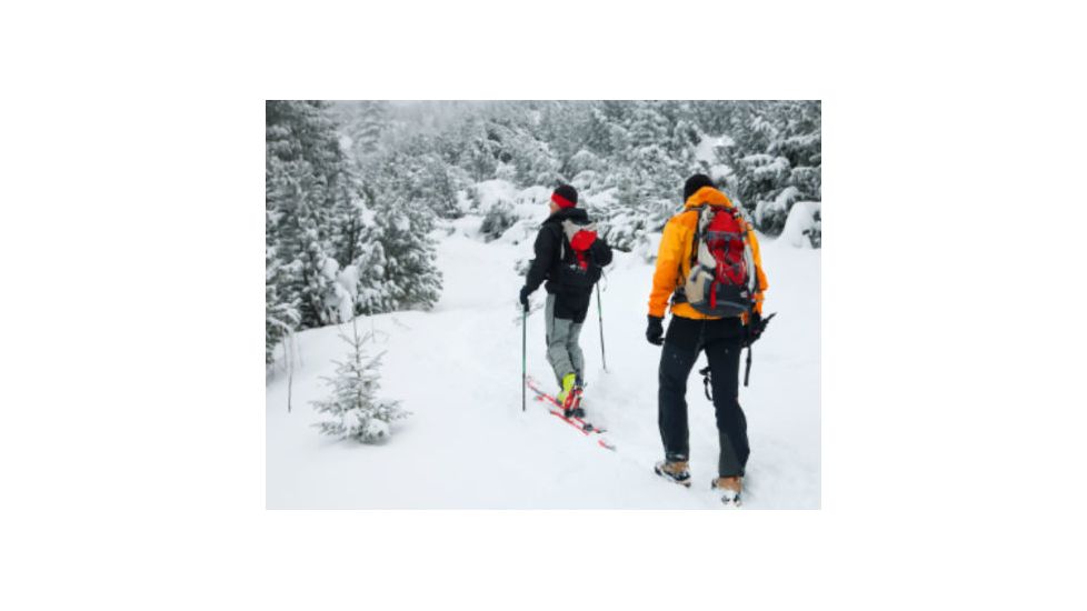 2 people skiing backpack