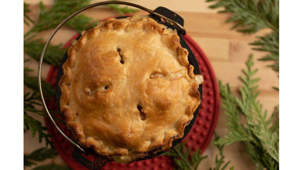 Camp Chef Deluxe Seasoned Cast Iron Dutch Oven, 0.75quart Dutch Oven, Black, DO5