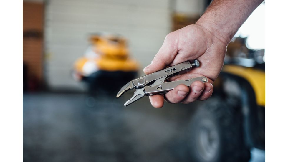 Leatherman Crunch Heavy Duty 15-in-1 MultiTool, Stainless, Black Molle Leather Sheath 831539