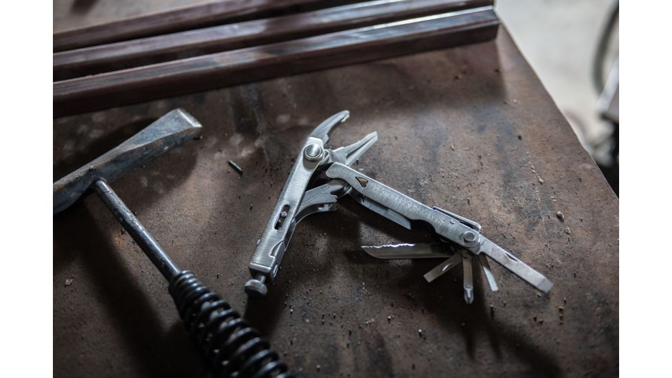 Leatherman Crunch Heavy Duty 15-in-1 MultiTool, Stainless, Black Molle Leather Sheath 831539