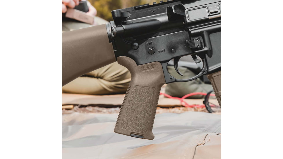 Magpul MOE AR Grip, Flat Dark Earth MAG415FDE