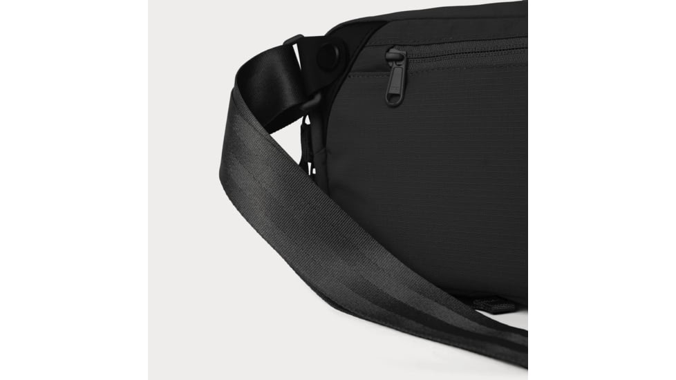 Moment 4L Everything Sling, Black, 106-208
