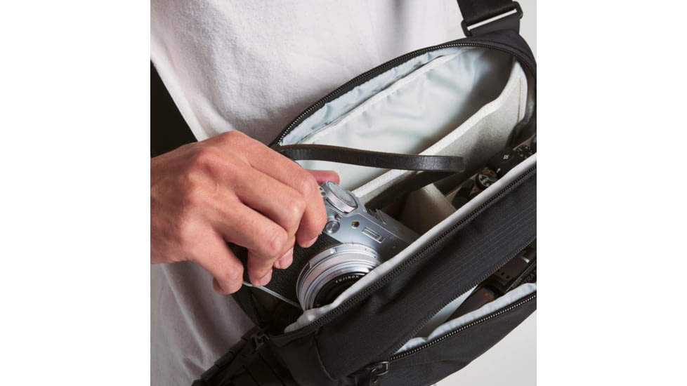 Moment 4L Everything Sling, Black, 106-208