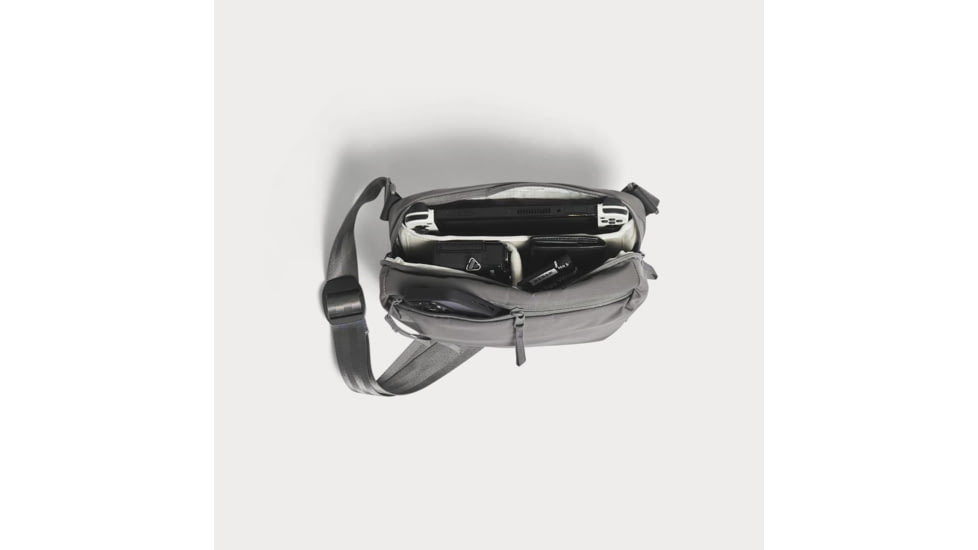 Moment 4L Everything Sling, Black, 106-208