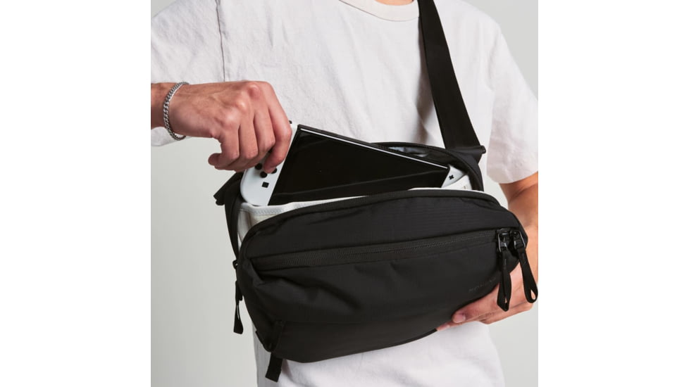 Moment 4L Everything Sling, Black, 106-208