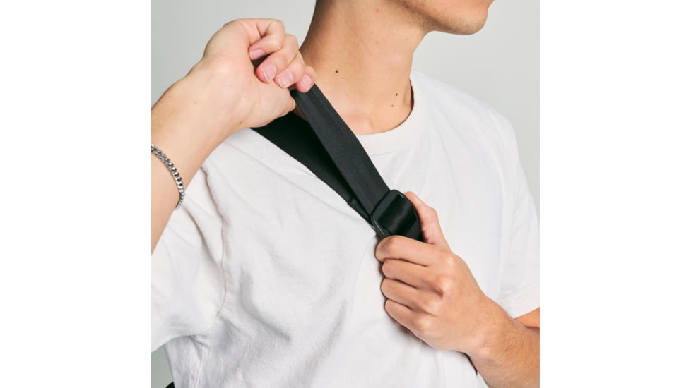 Moment 4L Everything Sling, Black, 106-208