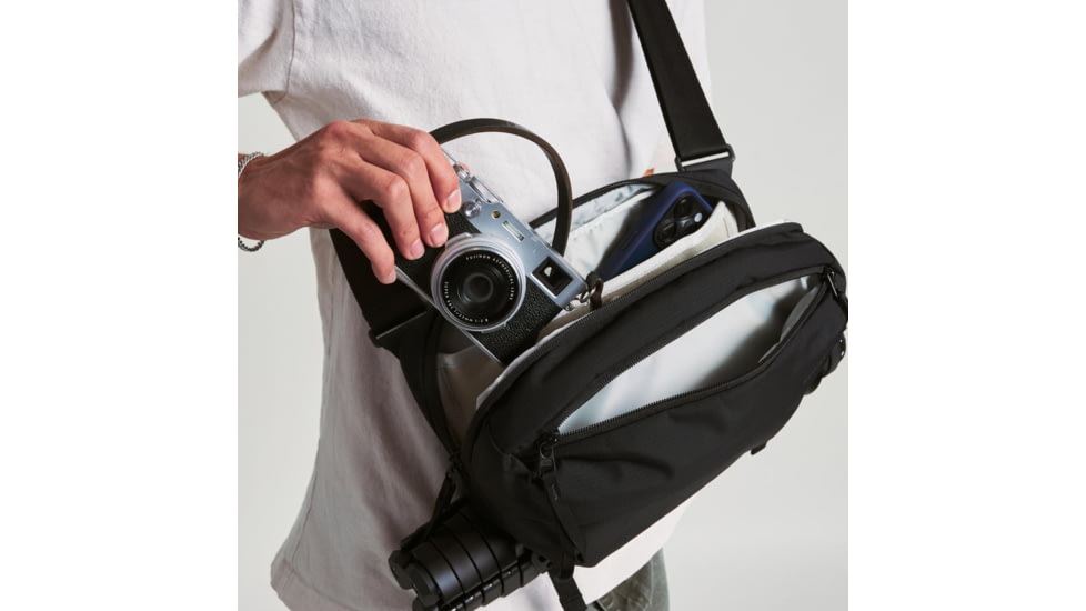 Moment 4L Everything Sling, Black, 106-208
