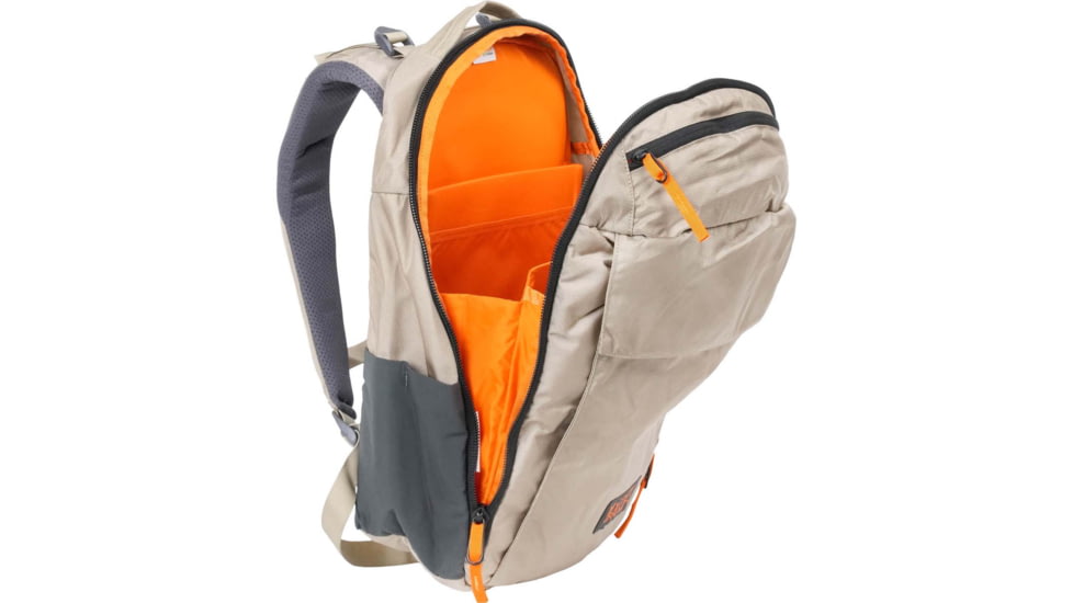 Mystery Ranch District 18 Pack, Hummus, One Size, 112769-250-00