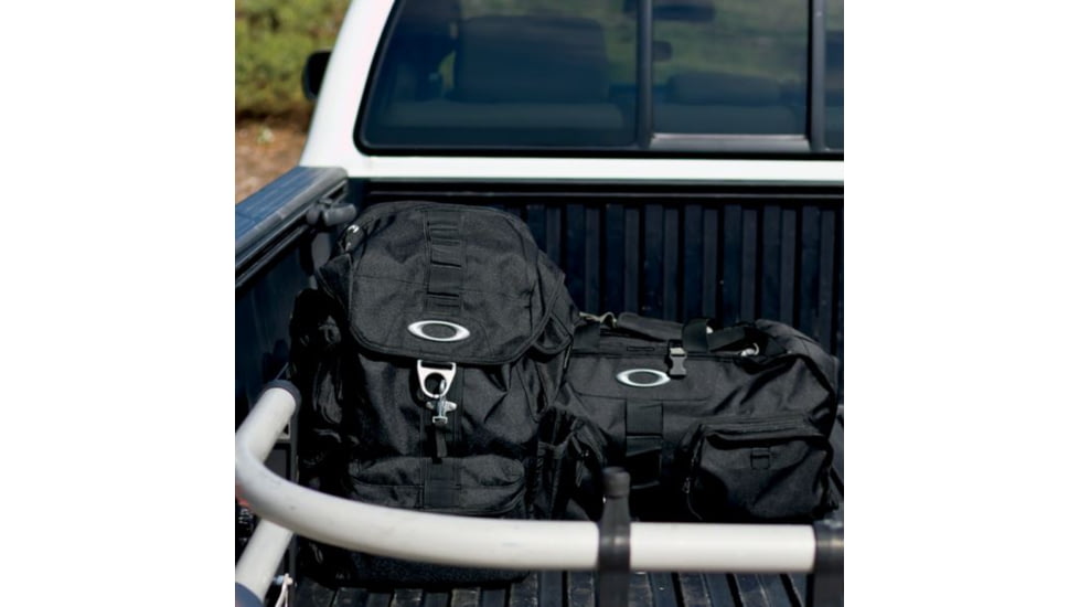 Oakley Dry Goods Duffel, Black 92608-001