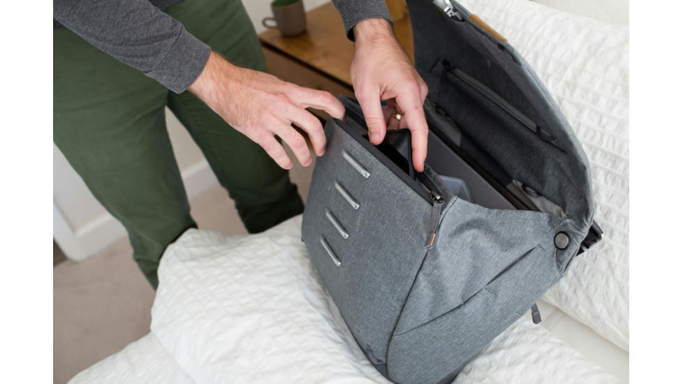 Peak Design V2 Everyday Messenger, 13 Liters, Ash, BEDM-13-AS-3