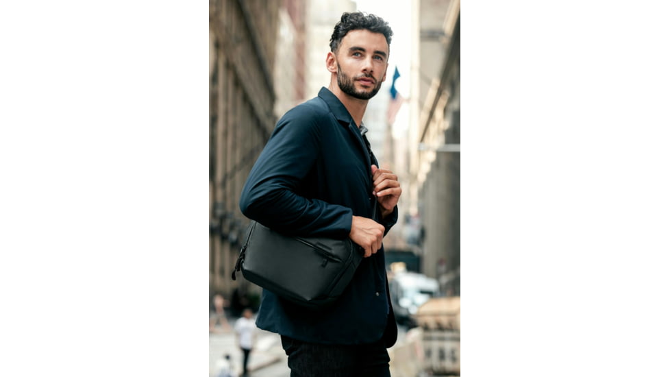 Peak Design V2 Everyday Sling, 6 Liters, Black, BEDS-6-BK-3