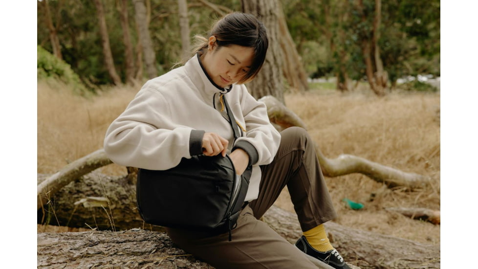 Peak Design V2 Everyday Sling, 6 Liters, Black, BEDS-6-BK-3