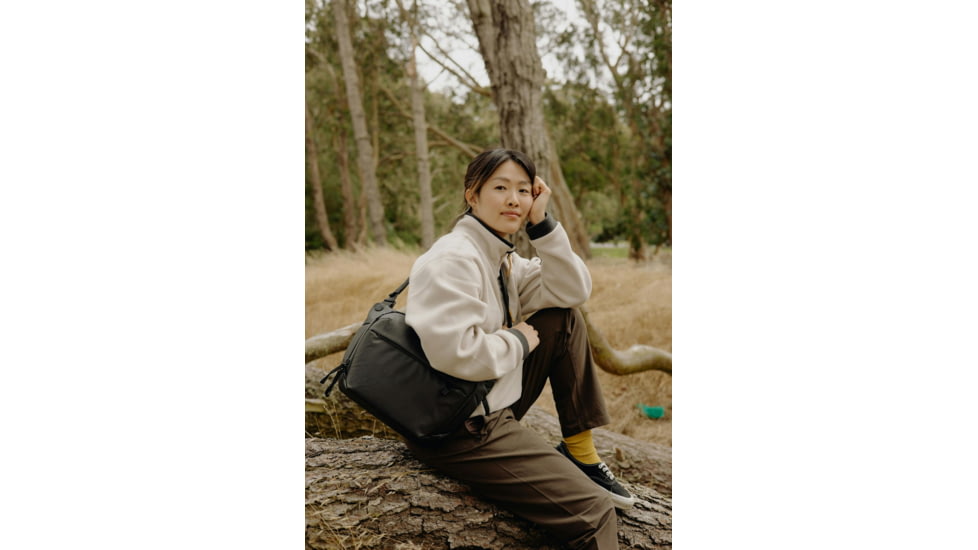 Peak Design V2 Everyday Sling, 6 Liters, Black, BEDS-6-BK-3