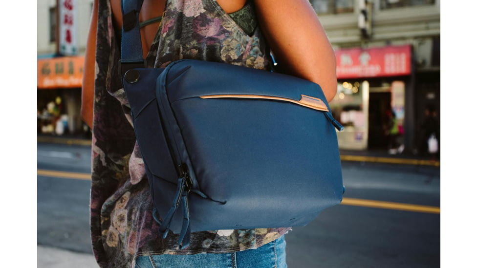 Peak Design V2 Everyday Sling, 6 Liters, Midnight, BEDS-6-MN-3