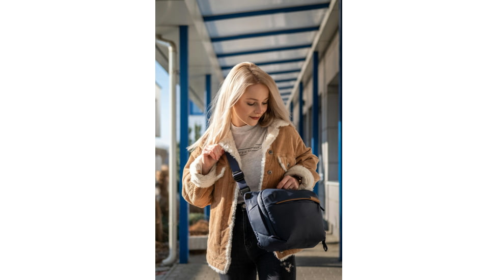 Peak Design V2 Everyday Sling, 6 Liters, Midnight, BEDS-6-MN-3