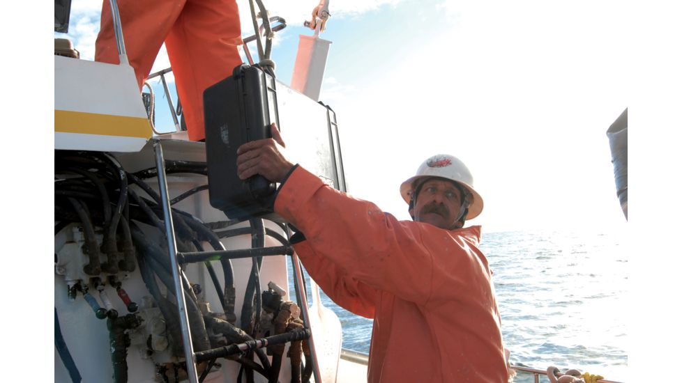 Pelican Protector Case, 18.6 x 14.2 x 7.7in, No Liner/With Foam, Black - 1550-100-110