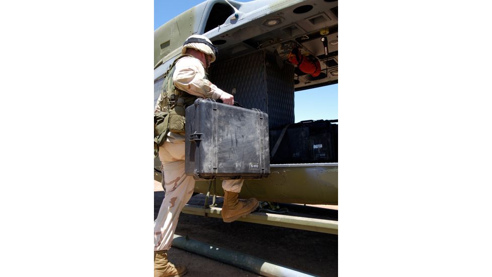 Pelican 1600 Protector Pressurized 24x19x8in Case, Black w/Foam